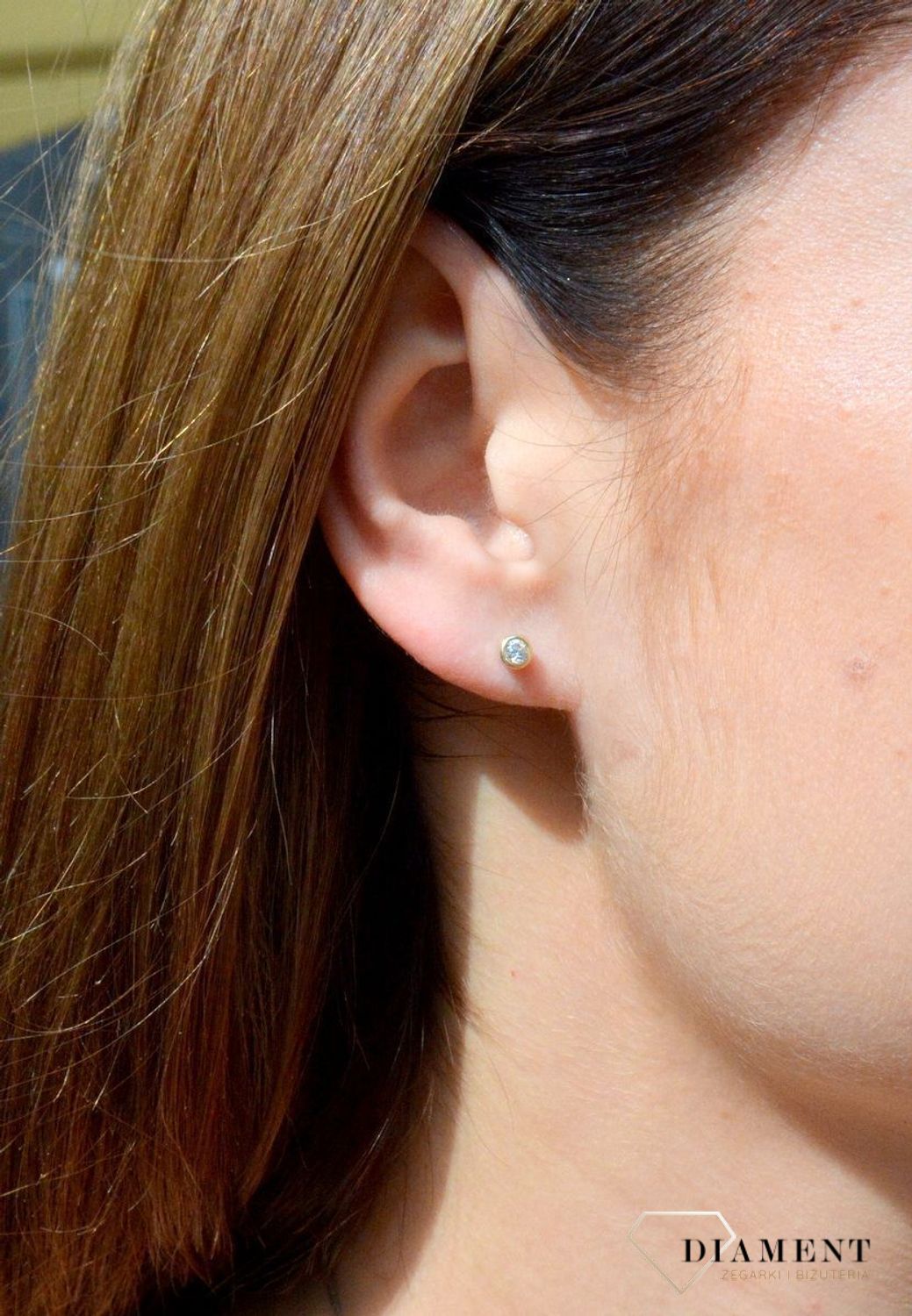 Złote kolczyki z białą cyrkonią KL 1358B. Złote kolczyki z cyrkonią. Złote kolczyki minimalistyczne. Złote kolczyki delikatne. Malutkie kolczyki z cyrko.jpg